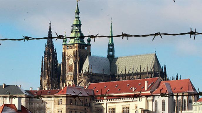 Pražský hrad je střežený jako švýcarská banka. Akorát prachy v něm nejsou. Jsou na účtu hlídačské firmy.