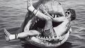 Režisér Steven Spielberg při natáčení filmu rozverně pózuje v čelistech svého žraloka