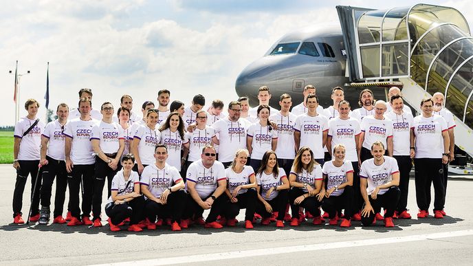 Česká výprava 16. července 2021 na letišti v pražských Kbelích před odletem na olympijské hry do Tokia. V prostřední řadě vpravo je lékař Vlastimil Voráček.