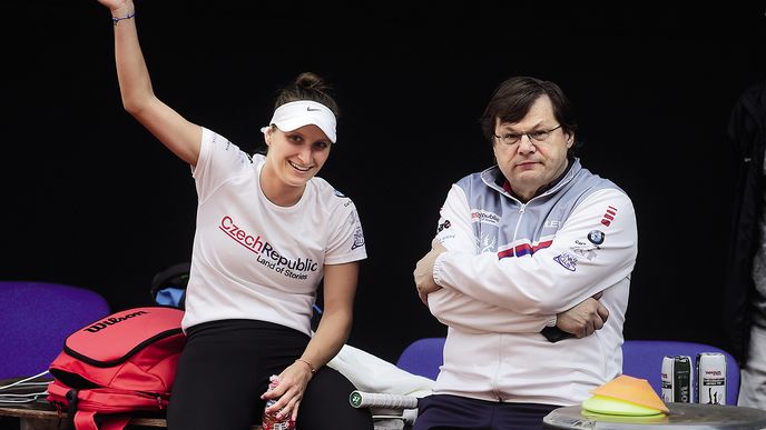 Kritizovaný lékař Vlastimil Voráček, první pozitivní z českého speciálu na olympijské hry v Tokiu. Na snímku ze 17. dubna 2021 je s tenistkou Markétou Vondroušovou.