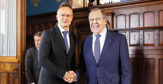 Bratři v triku – maďarský šéf diplomacie Péter Szijjártó a jeho ruský kolega Sergej Lavrov v Moskvě