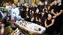 Pohřeb čtyřleté Lizy Dmytrijevové, jedné z mnoha dětských obětí nesmyslné války