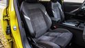 Přední sedadla s certifikací AGR pro pohodlnější posaz bývala specialitkou opelů. Astra je od druhé linie Elegance u řidiče nabízí v základu.