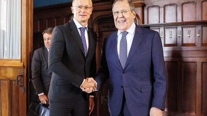 Bratři v triku – maďarský šéf diplomacie Péter Szijjártó a jeho ruský kolega Sergej Lavrov v Moskvě