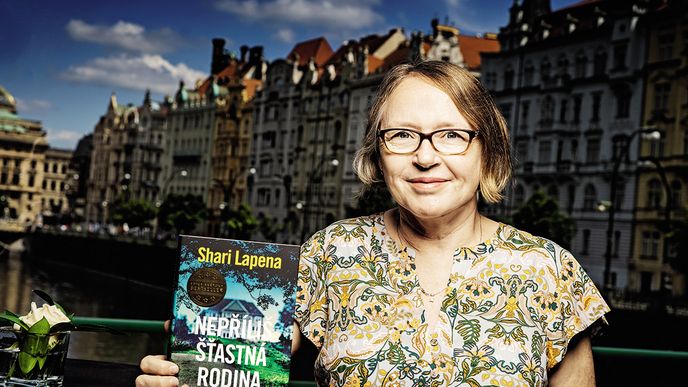 Shari Lapena počátkem června přiletěla na literární festival Svět knihy, kde mluvila především o své novince s názvem Nepříliš šťastná rodina. V&nbsp;překladu Nadi Špetlákové ji vydalo nakladatelství Kalibr.