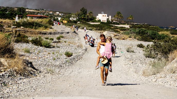 Řecký ostrov Rhodos, na který každý rok jezdí desítky tisíc českých turistů, zachvátily velké požáry, jež na některých místech ohrožovaly i hotely a penzióny. Někteří turisté, jako muž se svým dítětem na naší fotografii, museli v sobotu 22. července uprchnout z ohrožených oblastí dokonce bez svých osobních věcí. Evakuaci 30 tisíc lidí často provázel chaos, ale naštěstí se to obešlo bez obětí na životech.