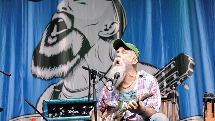 Americký bluesový hráč Seasick Steve se stal bombou prvního večera, kdy strčil do kapsy očekávané MGMT