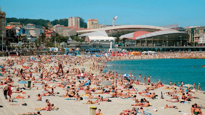 Přestože počasí je v Galícii  díky Atlantiku nejdeštivější z celého Španělska, pláž ve městě La Coruña má návštěvníků dost