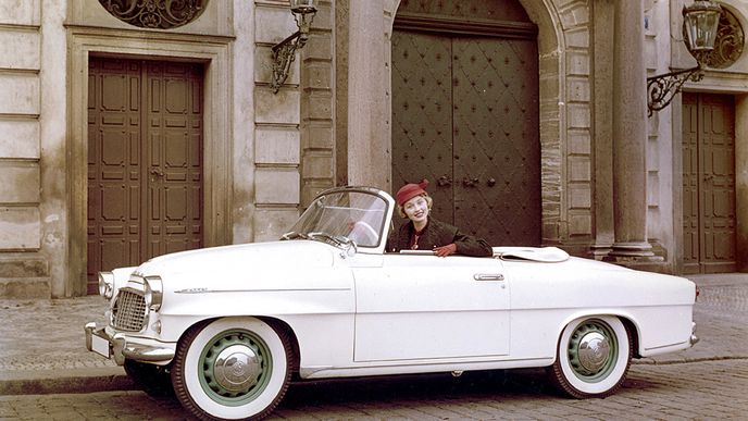 Miss USA 1957 Charlotte Sheffieldová pózuje v Praze pro Škodovku