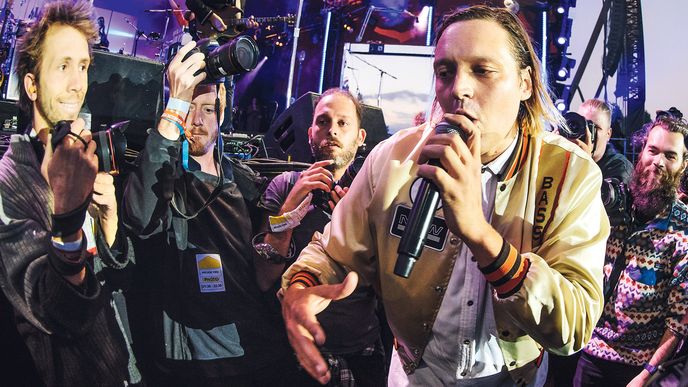 Hlavní postavou kanadské kapely Arcade Fire je multiinstrumentalista  Win Butler