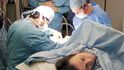 Kevin Warwick na operačním stole během dvou hodin neurochirurgie, kdy mu byl na tři měsíce voperován elektronický implantát do středového nervu levé ruky