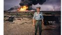 Velitel protichemické jednotky plk. Ján  Valo nedaleko hlavního města Kuvajtu v únoru 1991. „Všude hořela ropná pole. Kolem nás to vypadalo jako v apokalyptickém filmu.“