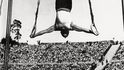 Na berlínských olympijských hrách 1936 tleskalo jeho cvičení  dvacet tisíc diváků