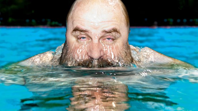 Václav Kahuda při fotografování pro Reflex ve svém oblíbeném podolském bazénu. Červen 2015.