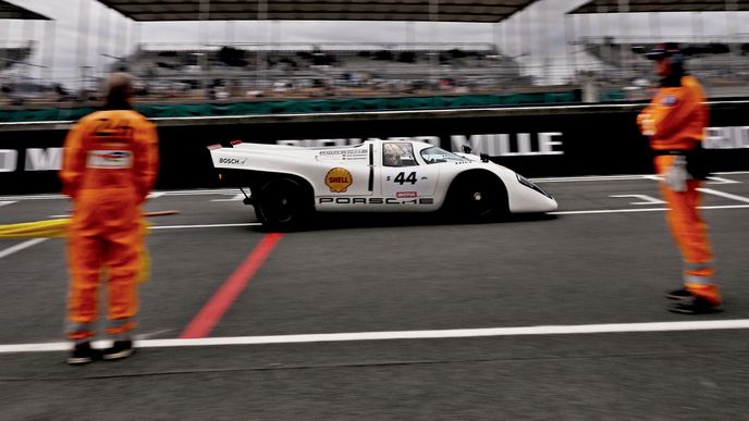 Atmosféra víkendu Le Mans Classic byla dech beroucí. I pro řadu legendárních automobilů Porsche.