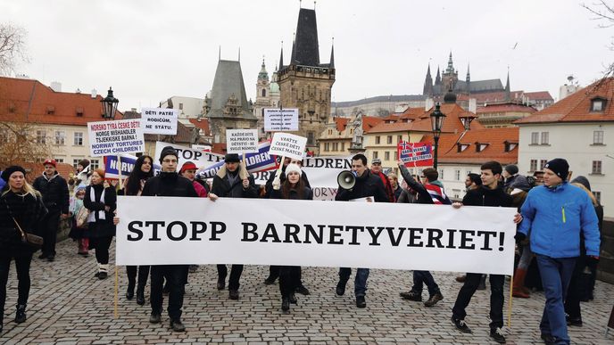 Sobotní demonstrace proti norské sociálce v Praze se zúčastnilo několik stovek lidí