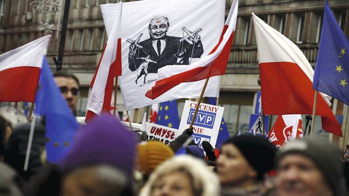 Jedna část Polska vládě tleská, druhá demonstruje – aktuálně proti jmenování vedení veřejnoprávní televize a rozhlasu bez výběrového řízení.