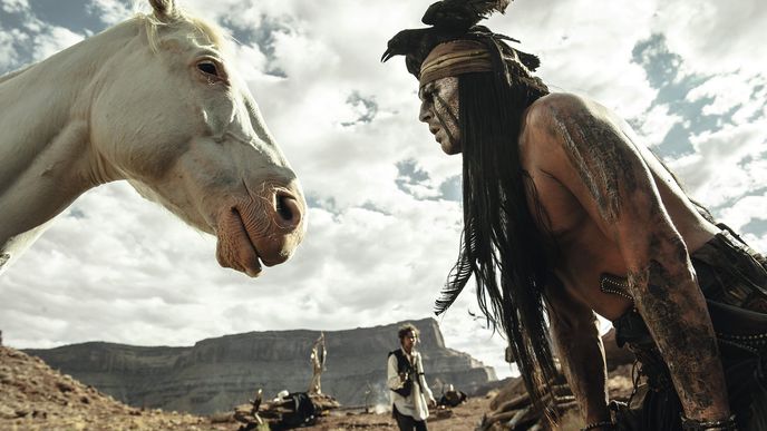 Johnny Depp v komediálním westernu Osamělý jezdec. Odstrašující pokus o oživení žánru.