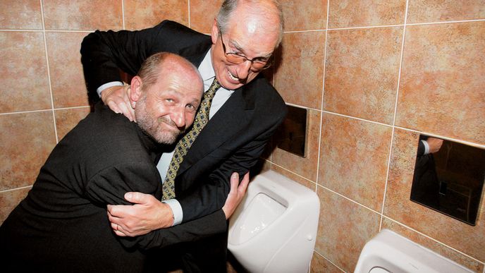 Budoucí ministr kultury už v roce 2003 dokazoval, že nezkazí žádnou legraci – zde se přetahuje se zpěvákem Karlem Štědrým na záchodech během jakéhosi večírku