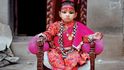 Živé bohyni Chanindře Bajdacharyi bylo třináct, když ji Michal Novotný v nepálském městě Patan fotografoval
