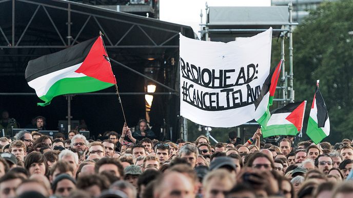 Kapela se na svých koncertech ocitá  tváří v tvář protestním transparnetům.