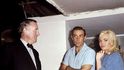 Rok 1964 a natáčení slavného Goldfingera: Ian Fleming, Sean Connery a Bond girl Shirley Eatonová