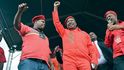 V roce 2016 řekl jihoafrický politik Julius Malema (na snímku uprostřed): „Nevolám po zabíjení bílých lidí. Alespoň prozatím ne.“ 