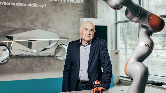 Průkopník robotizace, profesor Vladimír Mařík: Zodpovědně prohlašuji, že žádný robot dosud žádnou emoci neprokázal.