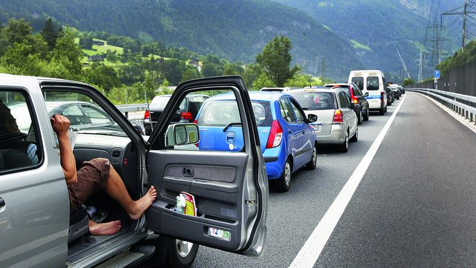 Letos v létě nebyly výjimkou ani kolony čítající přes dvacet kilometrů. A to nás konec srpna a další silná vlna návratů teprve čekají.