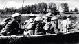 Britské uniformy a&nbsp;českoslovenští vojáci při výcviku na&nbsp;ruské řece Samarka