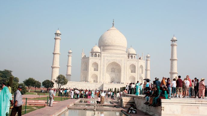Turisty přivádí do Ágry jen Tádž Mahal, věčný pomník lásky. Další přitažlivé  cíle v nabídce města chybějí.