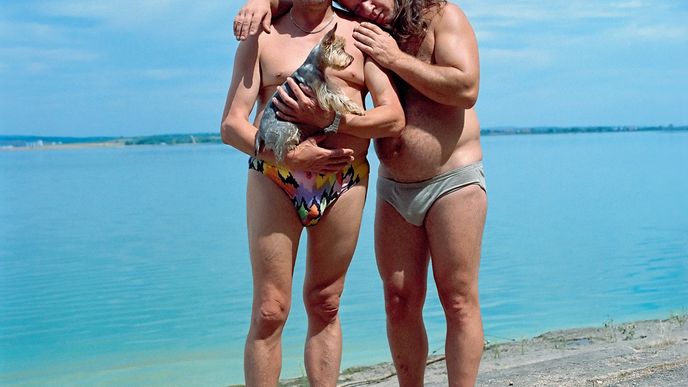 fotografie Evžena Sobka, zachycující život lidí obývajících břehy jihomoravských Nových Mlýnů, pocházejí Z knihy Life in Blue, vydané v Německu.