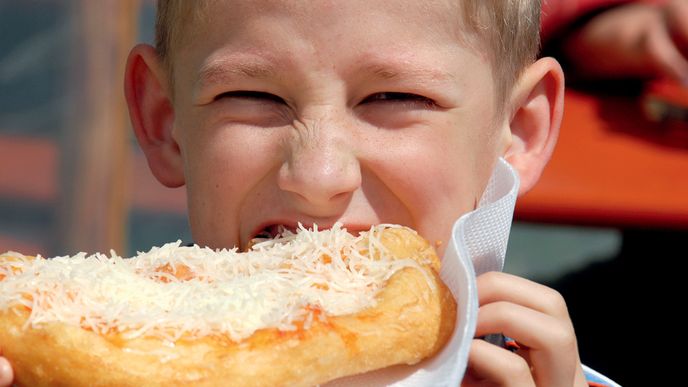 Langoše jsou původně uherské jídlo, odtud je i název – láng je maďarsky plamen