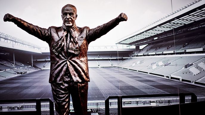 Nejlepší manažer v historii FC Liverpool Bill Shankly vedl klub mezi lety 1959–1974; vymohl si plnou kontrolu nad týmem, včetně nakupování hráčů. Za Shanklyho se také vůbec poprvé formovali „chuligáni“ na tribuně na konci za brankou („The Kop“). Jeho socha samozřejmě zůstane i v novém Anfieldu, jestli ho někdy někdo uvidí.  