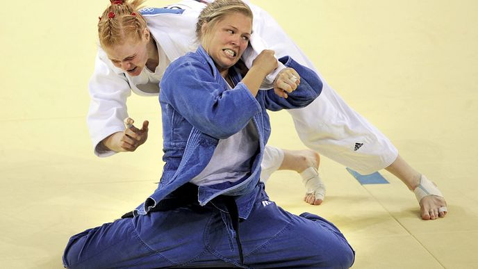 Rondina síla tkví v boji na zemi, ne vestoje. Zde poráží Němku Annett Böhmovou v boji o bronz na olympiádě v Pekingu.