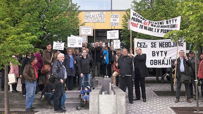 Loňská demonstrace proti prodeji bytů v pražské Písnici
