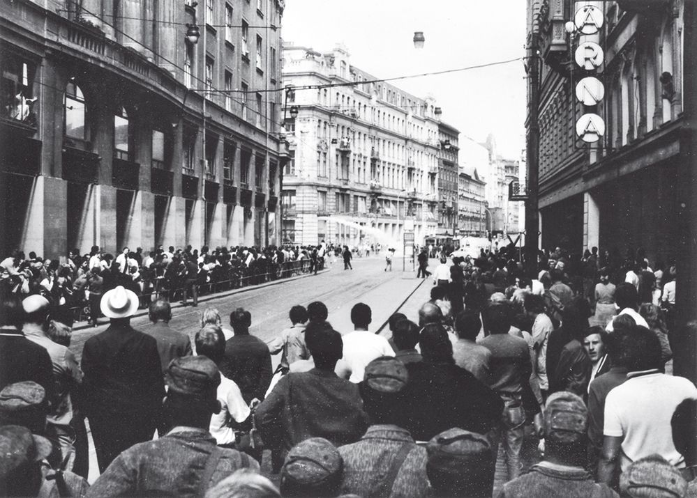 Vojáci ČSLA 21.8.1969 uzavřeli přístup z Vodičkovy ulice na Václavské náměstí