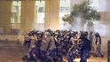 Policie zasahuje proti demonstrujícím, tragický výbuch protesty jen posílil