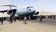 Scény na letišti v&nbsp;Kábulu připomínaly filmové drama. Do letadel se snažili dostat i lidé, kteří neměli letenky. Báli se o své životy.