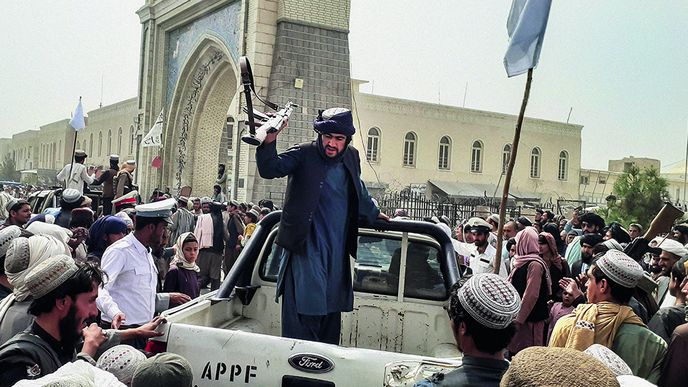 Vojáky Tálibánu vítal v druhém největším afghánském městě Kandaháru dav lidí Vojáky Tálibánu vítal v druhém největším afghánském městě Kandaháru dav lidí