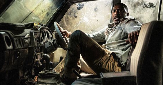 Táta Nate (Idris Elba) čeká v džípu na další útok běsnícího lva