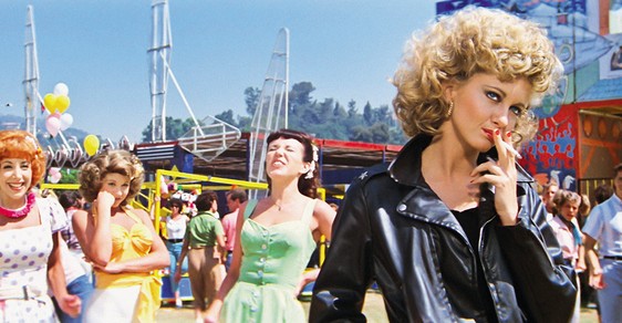 Ve slavném filmovém muzikálu Pomáda (1978) prošla Olivia Newton-John coby hlavní hrdinka Sandy proměnou ze spořádané studentky ve vyzývavého vampa