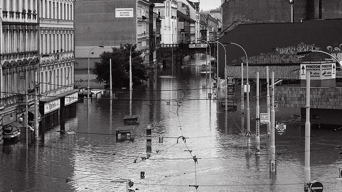 Okolí pražské Florence bylo v roce 2002 kompletně zaplavené. Velká voda pronikla i do systému metra.