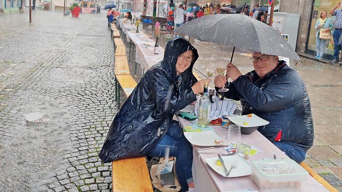 Deštivá chvilka u jinak zaplněného dlouhého stolu česko-německého přátelství v Selbu u Aše
