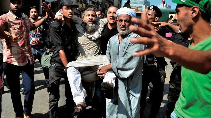Bezpečnostní složky odnášejí Mursího podporovatele z mešity na Ramsesově náměstí