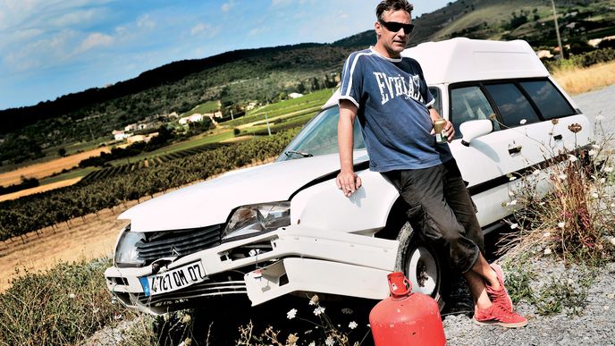 Ondřej Čálek před svým prvním bejvákem, starou nabouranou sanitkou Citroën