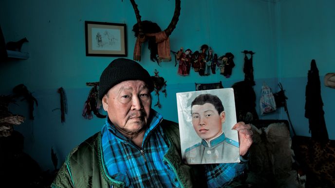 Kara-ool v šamanské klinice Duch medvěda, kterou sám založil, pózuje se svým vojenským portrétem, jedinou památkou na léta 1967 až 1969, kdy sloužil jako výsadkář v Sovětské armádě