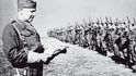 Na snímku z války čte rozkaz čs. jednotce v SSSR, kterou organizoval a jíž velel