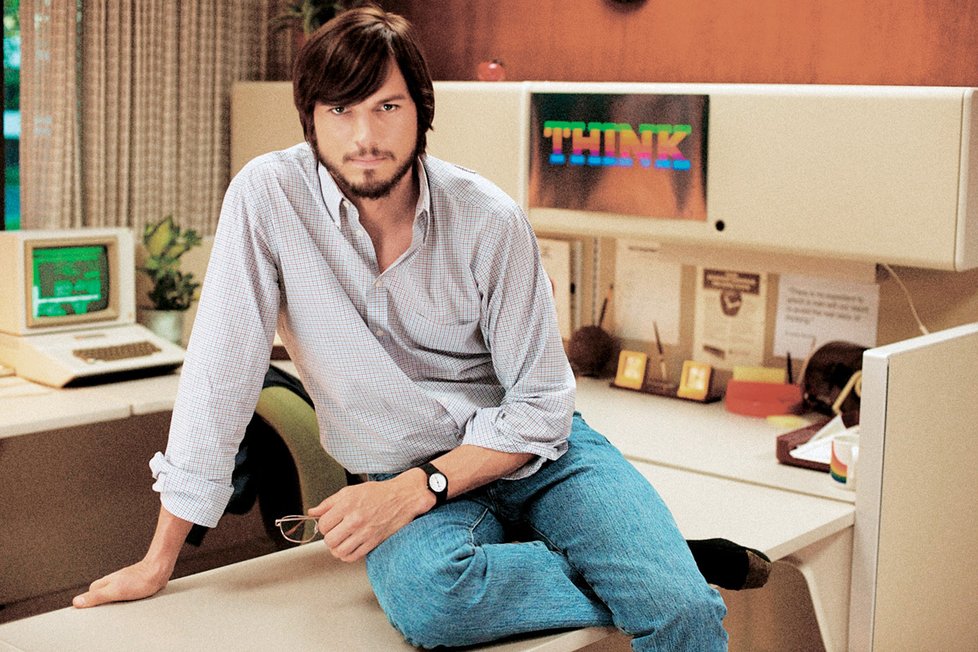 Génia Steve Jobse si zahrál Ashton Kutcher. Bohužel, navýsost průměrně.