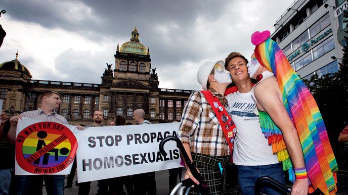 Pod koněm svatého Václava každoročně drží obrannou stráž extremisté. Exprezident Klaus je vybavil terminologií.  Homosexualita a homosexualismus.